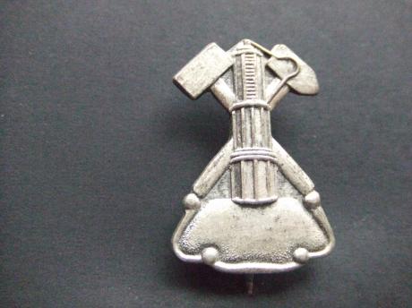 Symbool Limburgse mijnen pikhouweel zilverkleurig